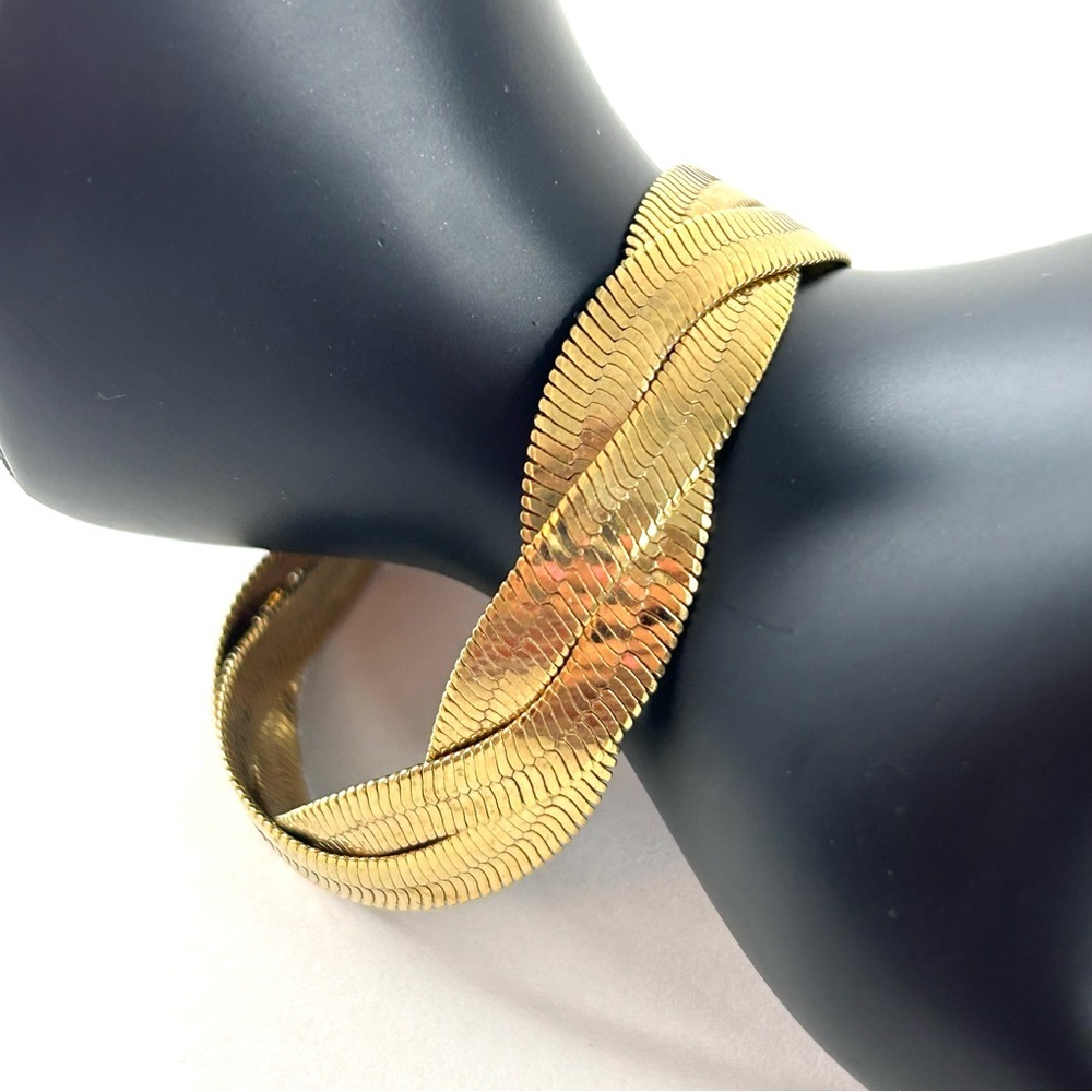 Avon NR Bracelet Goldtone Herringbone Twist 7" Length